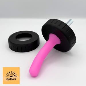 Könnte beinhalten: Ein schwarzer Flaschenverschluss mit einem rosa Stiel und einer silbernen Metallstange. Ein separater schwarzer Ring ist ebenfalls vorhanden. Das Logo "MIRAGE 3D PRINTS" befindet sich in der unteren linken Ecke.