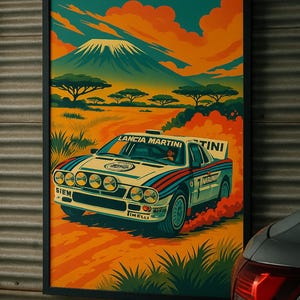Puede incluir: Una impresión artística enmarcada de un coche de rally Lancia Martini corriendo por un paisaje de sabana. El coche es blanco con rayas azules y rojas. El fondo presenta una montaña, árboles y un cielo naranja.