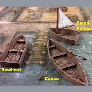 Puede incluir: Tres botes de madera en miniatura: un bote de remos, un pequeño velero con una vela blanca y una canoa. Los botes son marrones y parecen estar sobre una superficie de agua. El texto "Rowboat", "Small Sailboat" y "Canoe" es visible.
