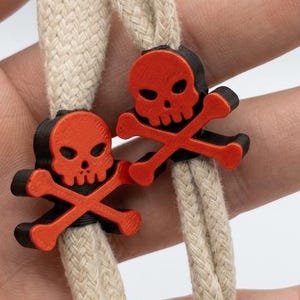 Może przedstawiać: Zestaw trzech ceramicznych pojemników z pokrywkami. Pojemniki są białe z niebieskim wzorem kwiatowym. Największy pojemnik ma 20 cm wysokości, średni 18 cm, a najmniejszy 15 cm.