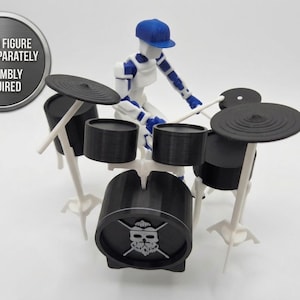 Op de afbeelding: Een handgemaakte houten snijplank met een natuurlijke afwerking. De rechthoekige plank heeft een sapgroef en een handvat. Afmetingen: ongeveer 45,7 cm lang, 30,5 cm breed en 2,5 cm dik.