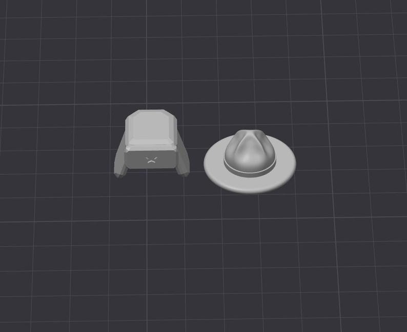 K&ouml;nnte beinhalten: Zwei grau gerenderte 3D-H&uuml;te. Einer ist ein Hut im Ushanka-Stil mit einem kleinen, traurigen Gesicht. Der andere ist ein runder Hut mit Krempe, &auml;hnlich einem Rangerhut. Beide befinden sich auf einem dunkelgrauen Gitterhintergrund.