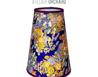 Paralume floreale: stampa botanica indaco, bordo viola, dimensioni personalizzate.