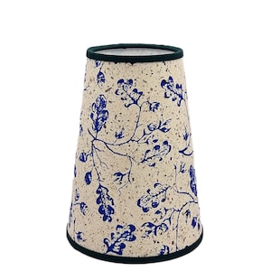 Abat-jour glands bleus - Imprimé floral botanique - Fabriqué à la main - Garnitures en lin et coton vert forêt - Taille personnalisée - Sur mesure