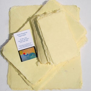 Huit feuilles de papier abaca kozo fait main jaune, 20 x 10 pouces