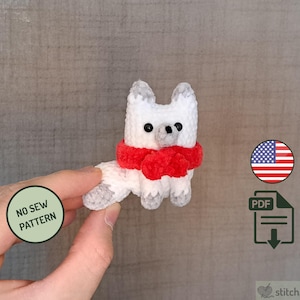 Puede incluir: Una taza de cerámica blanca con un asa negra y el texto "But First, Coffee" en negro, con una fuente de estilo manuscrito. La taza está sobre una superficie blanca.