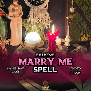 Op de afbeelding: Een roze en zwarte achtergrond met de tekst "EXTREME MARRY ME SPELL" in wit. De tekst "SAME DAY CAST" is in wit op een zwarte achtergrond. De tekst "PHOTO PROOF" is in wit op een zwarte achtergrond. Er staan kaarsen, een witte bol en een beeldje van een stel op een tafel.