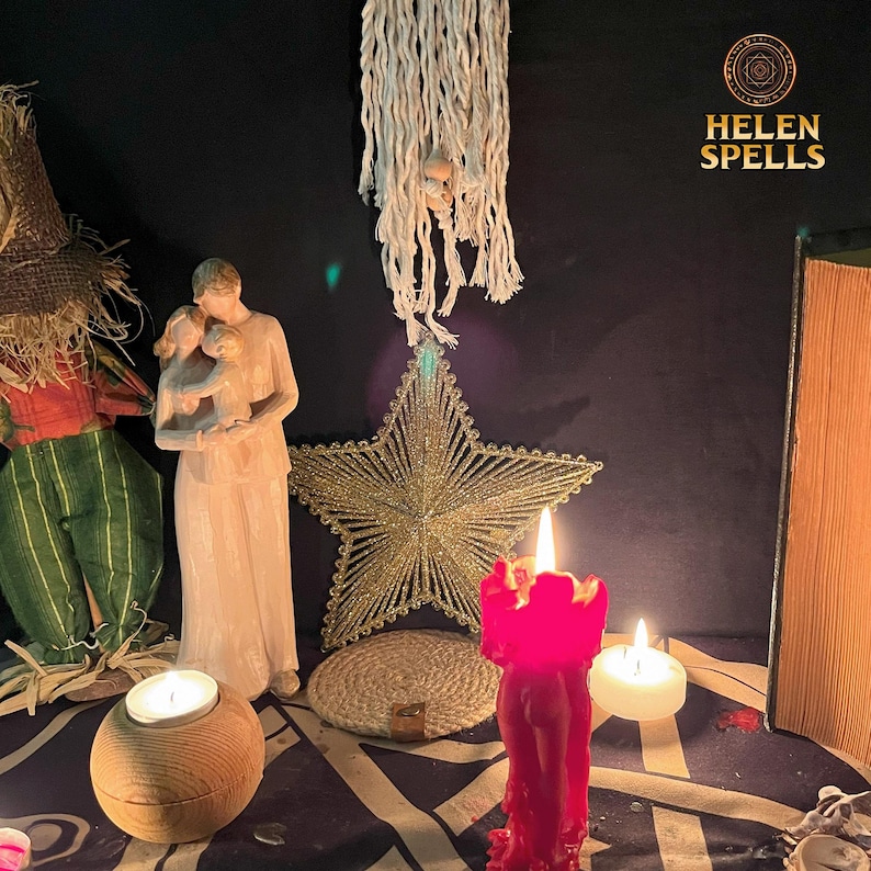 Op de afbeelding: Een rode kaars met een menselijk figuurontwerp, een gouden ster, een houten kom met een witte kaars en een boek met de tekst "HELEN SPELLS" op de omslag.