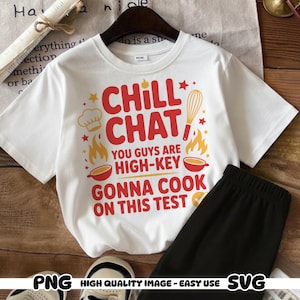 Peut inclure: Un t-shirt blanc avec les mots "CHILL CHAT" en rouge, ainsi que le texte "YOU GUYS ARE HIGH-KEY GONNA COOK ON THIS TEST". Le t-shirt présente des graphiques de toque de chef, de fouet et de flammes. Un short noir est visible.