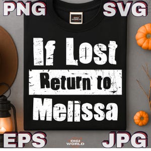 Pu&ograve; includere: Felpa girocollo nera con la scritta "If Lost Return to Melissa" in lettere bianche. La felpa ha un'etichetta Digi World. Le zucche sullo sfondo suggeriscono un tema autunnale.