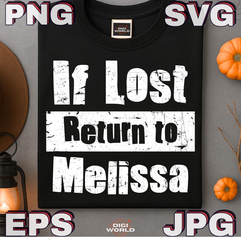 Pu&ograve; includere: Felpa girocollo nera con la scritta "If Lost Return to Melissa" in lettere bianche. La felpa ha un'etichetta Digi World. Le zucche sullo sfondo suggeriscono un tema autunnale.