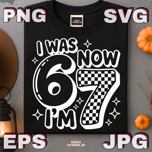 Pode incluir: Camiseta preta com o texto branco "I WAS 6 NOW I'M 7". O n&uacute;mero 7 tem um padr&atilde;o quadriculado. A camisa tem uma etiqueta Digi World. A imagem tamb&eacute;m inclui os textos PNG, SVG, EPS e JPG.