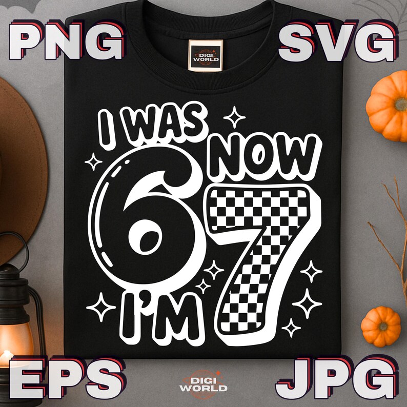 Pode incluir: Camiseta preta com o texto branco "I WAS 6 NOW I'M 7". O n&uacute;mero 7 tem um padr&atilde;o quadriculado. A camisa tem uma etiqueta Digi World. A imagem tamb&eacute;m inclui os textos PNG, SVG, EPS e JPG.