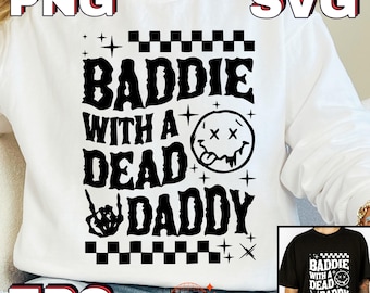 Könnte beinhalten: Weißes Sweatshirt mit dem Text "BADDIE WITH A DEAD DADDY" in Schwarz. Das Design beinhaltet ein Smiley-Gesicht mit gekreuzten Augen und einer Zunge sowie eine Skeletthand, die den Mittelfinger zeigt.