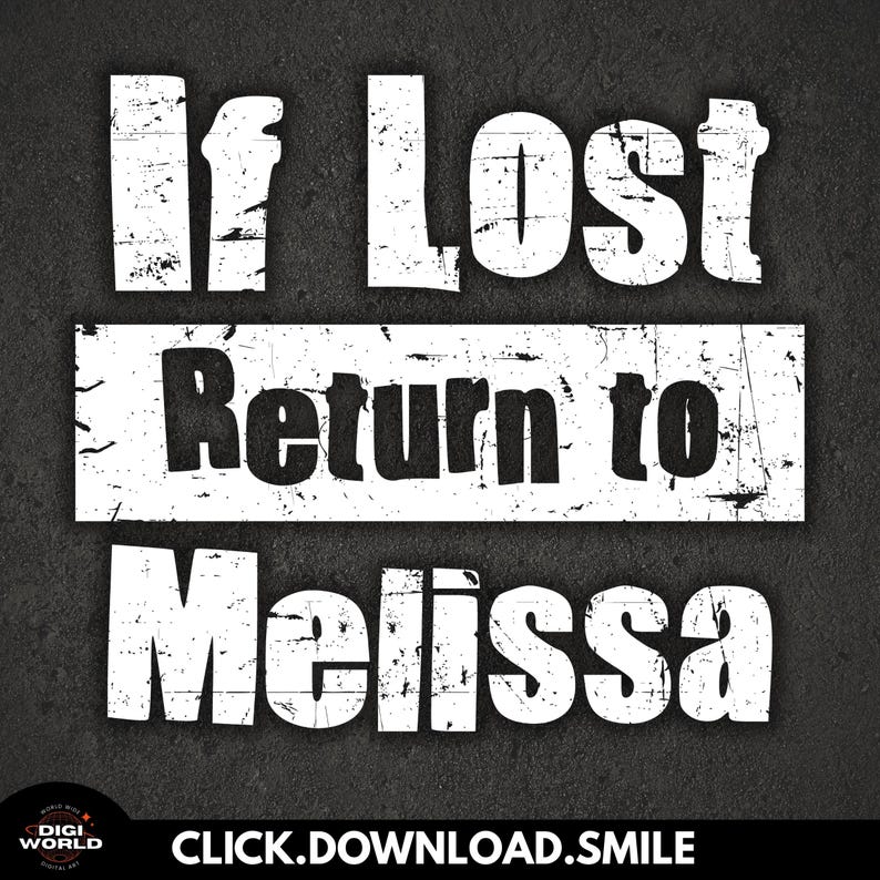 Pu&ograve; includere: Testo bianco su sfondo grigio scuro: "If Lost Return to Melissa". Il testo ha uno stile grunge, usurato. La parte inferiore dell'immagine include il testo "CLICK.DOWNLOAD.SMILE" in bianco.