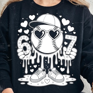 Peut inclure: Sweat-shirt noir avec un personnage de baseball portant des lunettes de soleil en forme de cœur, une casquette de baseball et des baskets. Le personnage tient les chiffres 6 et 7, avec des détails dégoulinants et des cœurs. Un design amusant et ludique.
