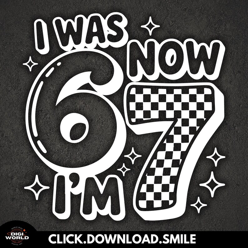 Pode incluir: Design gr&aacute;fico branco sobre um fundo cinza escuro. O texto diz "I WAS 6 NOW I'M 7" com estrelas. O n&uacute;mero 7 tem um padr&atilde;o quadriculado. A parte inferior da imagem tem o texto "CLICK.DOWNLOAD.SMILE".