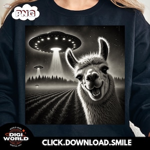 Op de afbeelding: Zwart-wit afbeelding van een lachende lama in een veld, met UFO's in de lucht. De tekst "CLICK.DOWNLOAD.SMILE" staat onderaan. De lama is het middelpunt, met een gedetailleerde weergave van zijn vacht en uitdrukking.