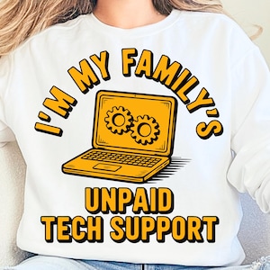 Peut inclure: Sweat-shirt blanc avec l'inscription "I'M MY FAMILY'S UNPAID TECH SUPPORT" en jaune et noir. Le motif représente un ordinateur portable jaune avec deux engrenages sur l'écran. C'est un vêtement décontracté.