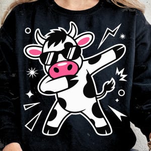 SVG - PNG | Dabbing Cow SVG, söt rosa ko-tröjadesign png, roliga bondgårdsdjur Cricut-fil, groovy ko-födelsedagströja, lantflicka-klippfil