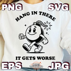 Peut inclure: Sweat-shirt blanc avec un dessin animé de bombe en noir et blanc. La bombe a un visage souriant et marche. Le texte dit "HANG IN THERE" au-dessus de la bombe et "IT GETS WORSE" en dessous. L'image comprend également les textes "PNG", "SVG", "EPS" et "JPG".