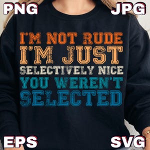 Peut inclure: Sweat-shirt noir avec l'inscription "I'M NOT RUDE I'M JUST SELECTIVELY NICE YOU WEREN'T SELECTED" en orange, beige et bleu. Le design a un style rétro et vintage.