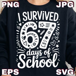 Può includere: Felpa nera con la scritta bianca "I Survived 67 days of School". Il design include stelle, cuori e altri elementi decorativi. Un design divertente e celebrativo per gli studenti.