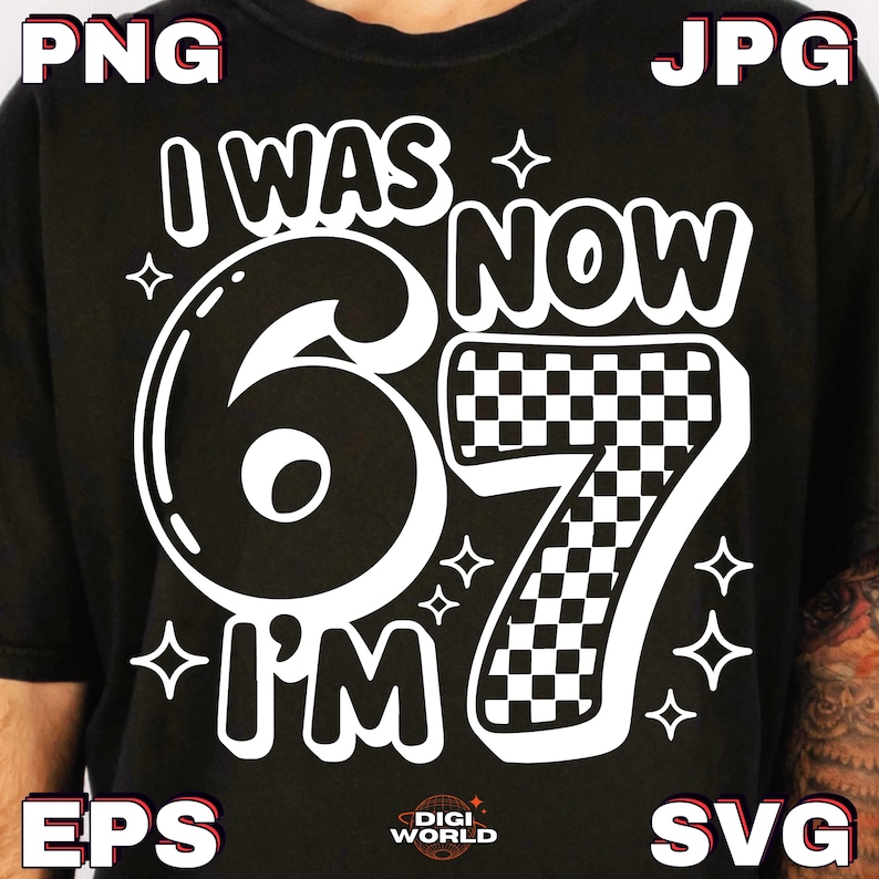 Pode incluir: Camiseta preta com uma estampa branca que diz "I WAS 6 NOW I'M 7". O n&uacute;mero 6 &eacute; grande e contornado, o 7 tem um padr&atilde;o quadriculado. Pequenas estrelas circundam o texto.