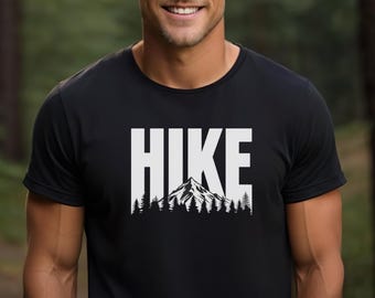Hike uniseks T-shirt, berg- en dennenboom natuurliefhebber shirt, outdoor avontuur top, trail hiking T-shirt, cadeau voor wandelaars