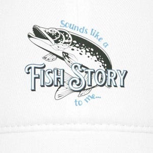 Può includere: Cappellino da baseball bianco con un'illustrazione in bianco e nero di un pesce e il testo "Sounds like a Fish Story to me..."