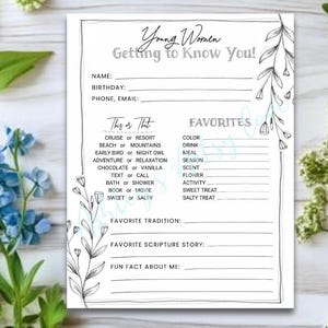 以下が含まれることがあります： 「Young Women Getting to Know You!」というタイトルの白黒印刷可能なワークシート。個人の詳細、「This or That」の選択肢、および「Favorites」の記入欄があります。花の線画が縁を飾っています。