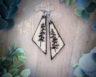 Pendientes de pino de madera, quemados a mano, idea de regalo única y exclusiva, madera auténtica, cada uno dibujado y quemado a mano, acabado de laca brillante