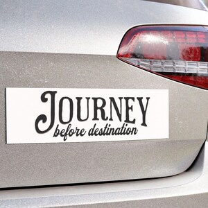 Könnte beinhalten: Ein weißer Auto-Stoßfängeraufkleber mit schwarzem Text, der "JOURNEY before destination" lautet.
