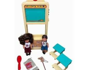 Juego de Barbie Maestra Vintage con 2 Muñecas, Pizarra, Escritorio y Accesorios