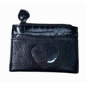Puede incluir: Tarjetero de cuero negro con ventana en forma de coraz&oacute;n y cremallera en la parte superior. El tarjetero tiene una superficie texturizada y un tirador de cremallera en forma de coraz&oacute;n. Mide aproximadamente 10 cm de ancho y 7,6 cm de alto.