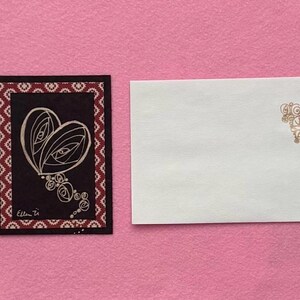 Cartão feito à mão de 7”x5” - Coração preto e dourado com envelope personalizado