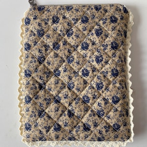 Quilted Floral Kindle Sleeve , Vintage Cottagecore E-Reader Case, Padded Handmade Kindle Cover with Lace Trim, Book Lover Gift, Romantic