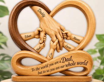 Bloque de madera personalizado con la figura de papá sosteniendo las manos de sus hijos, forma de corazón infinito. Regalo personalizado para el Día del Padre, recuerdo familiar significativo.