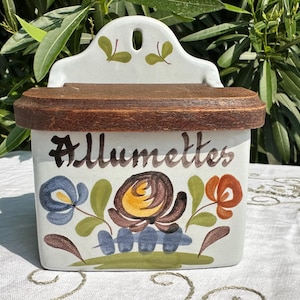 Vintage Wall-mounted Match Holder in Desvres Decor Earthenware Hand Signed GF Gabriel FOURMAINTRAUX - Cottage Decor - Vintage Kitchen Decor