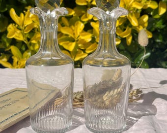 Due bottiglie antiche in vetro soffiato a bocca — Francia, fine XIX secolo — Arredamento Boho — Gabinetto delle curiosità — Tappo sfaccettato — Cristallo