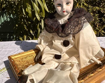 ヴィンテージスタイルのピエロ人形、芸術的なサーカスキャラクター