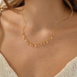 Collar con nombre personalizado – Joyería delicada bañada en oro de 14 quilates – Regalo personalizado para ella – Collar minimalista para uso diario – Colgante con placa de identificación
