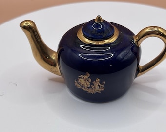 Tetera miniatura de porcelana azul cobalto con detalles dorados de Limoges, Francia, estilo vintage.