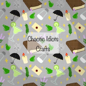 Könnte beinhalten: Ein sich wiederholendes Muster auf grauem Rasterhintergrund mit grünen Fröschen, braunen Büchern, schwarzen Regenschirmen, brennenden Kerzen, Salzstreuern, Cocktails mit Limettenscheiben, Briefumschlägen mit rotem Siegel und Lavendel. Text: Chaotic Idiots Crafts.