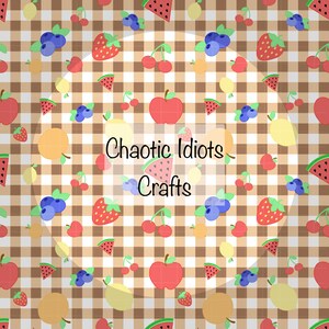 Pode incluir: Um padrão repetido de frutas de desenho animado, incluindo maçãs, morangos, mirtilos, cerejas, melancia e limões. O fundo é um padrão xadrez marrom e branco. O texto "Chaotic Idiots Crafts" está no centro.