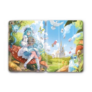 Könnte beinhalten: Eine farbenfrohe Tablet-Hülle mit einer fantasievollen Illustration. Das Design zeigt ein Mädchen mit blauen Haaren, einen Vogelkäfig, Spielkarten, ein Schloss und eine Taube vor blauem Himmel. Die Hülle dient zum Schutz des Tablets.