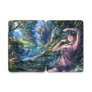 Puede incluir: Una funda para tableta con una vibrante ilustración de fantasía de un paisaje forestal exuberante con un río, una cascada y una estructura entre los árboles, junto a una figura parcialmente sumergida en agua con efectos de líquido arremolinado.