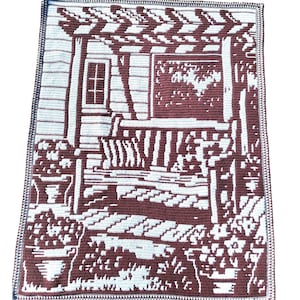 Op de afbeelding: Een witte keramische mok met een zwart handvat en de tekst "But First, Coffee" in een handgeschreven stijl. De mok staat op een wit oppervlak. De mok is ongeveer 10 cm hoog.