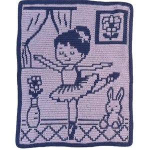 Puede incluir: Una manta de ganchillo con una bailarina con tutú, un jarrón con una flor y un conejo. El diseño es en tonos lavanda y azul marino, con un borde azul marino. La bailarina está en una pose de ballet.