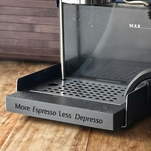 Puede incluir: Juego de tres tazas de cerámica con un esmalte moteado color crema. Cada taza presenta un diseño floral pintado a mano en tonos azules, verdes y amarillos. Las tazas tienen una forma simple y redondeada, con asa.